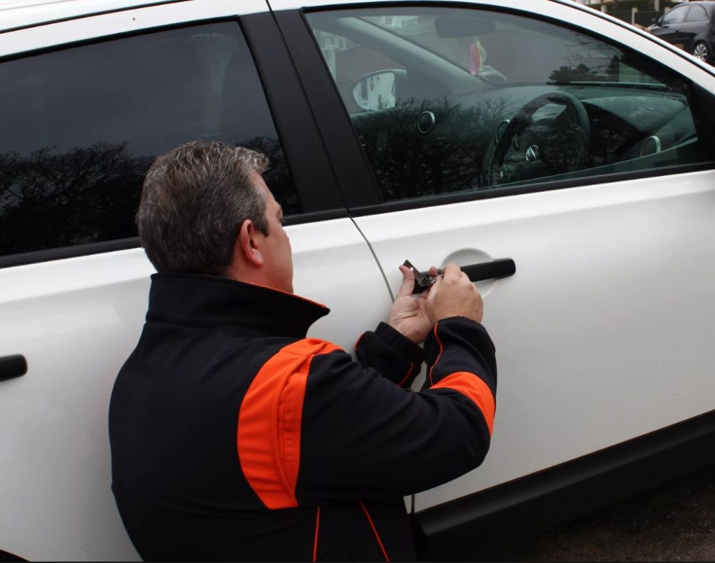 Срочное открытие дверей автомобиля в Междуреченске