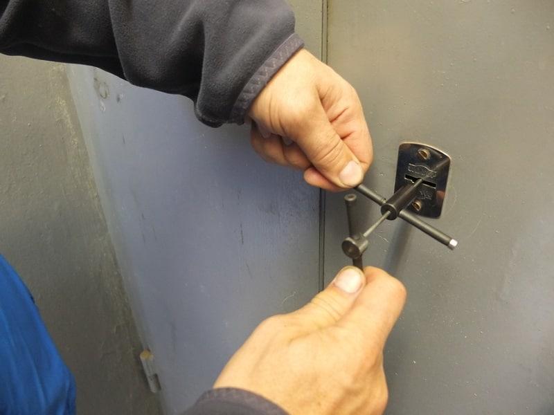 Срочное открытие замков гаража в Междуреченске