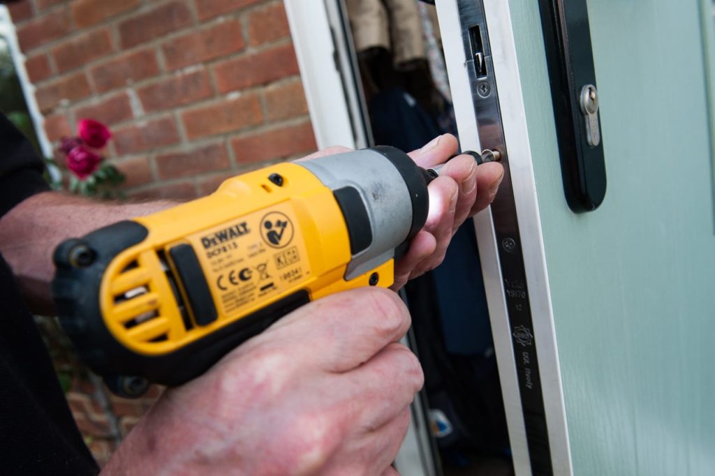 Установка замков входных дверей с выездом в Междуреченске